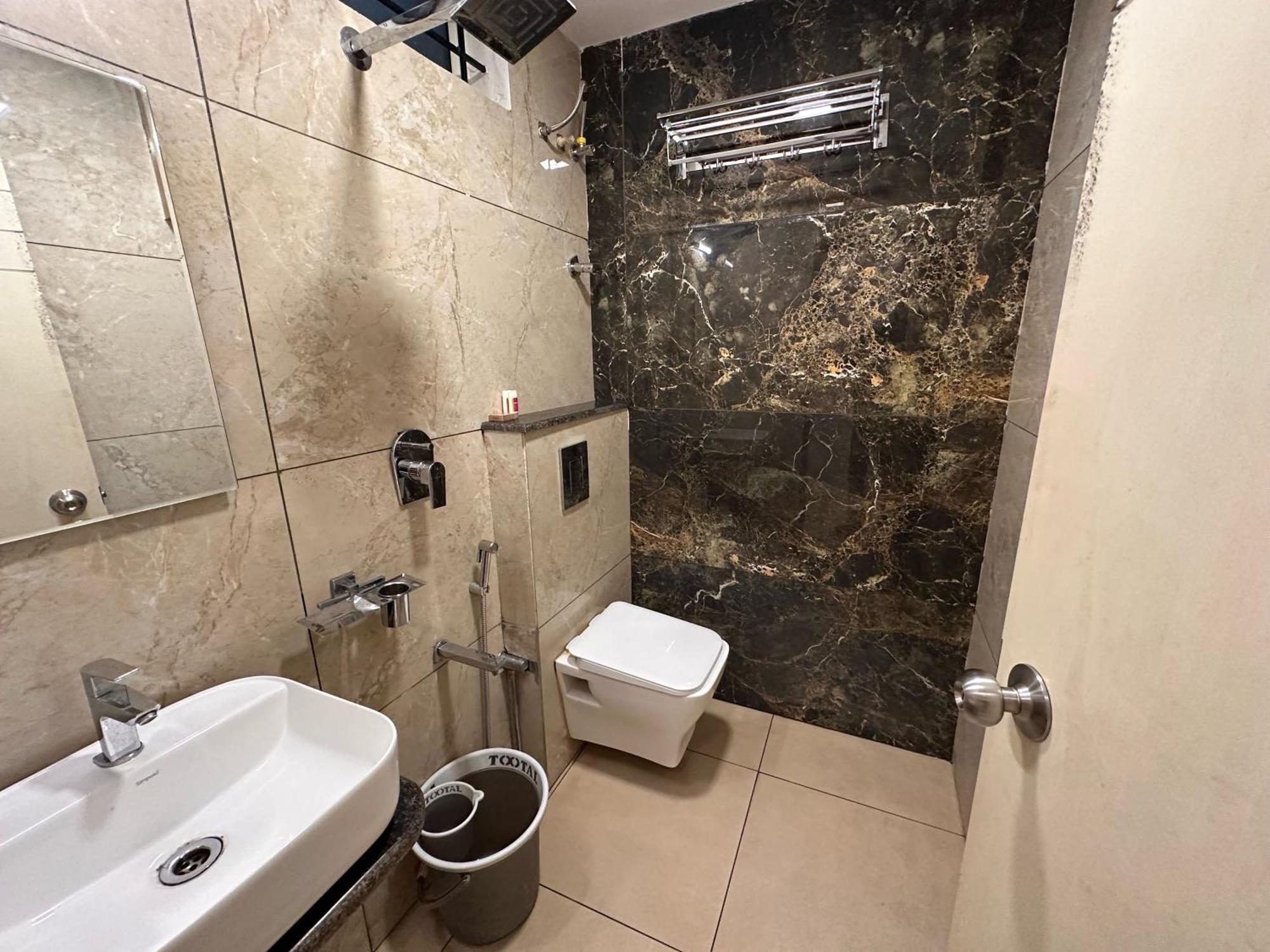 Hotel Collection O Local Square | Whitefield Bangalore Exterior foto