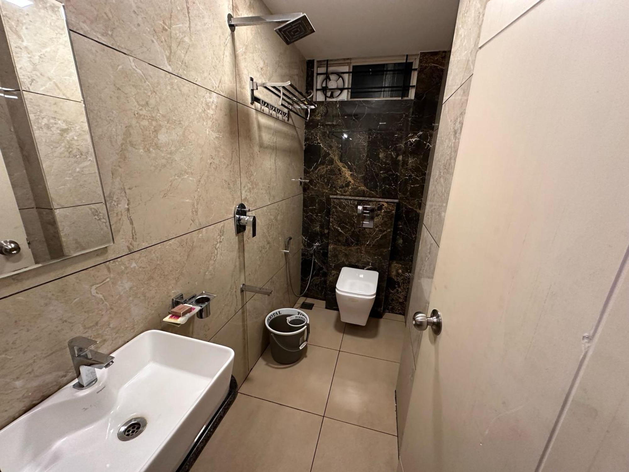 Hotel Collection O Local Square | Whitefield Bangalore Exterior foto